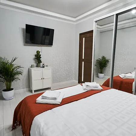 Sunny 1br On Riscani Parks & Buses Steps Away Apartamento Chişinău