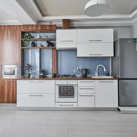 Sunny 1br On Riscani Parks & Buses Steps Away
