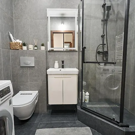Sunny 1br On Riscani Parks & Buses Steps Away Apartamento